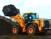 2014-Wienäber Baumaschinen - Kunden konnten selber die Hyundai Maschine testen und sich beim Erdaushub von der Kraft und Feinfühligkeit des Radladers überzeugen.jpg