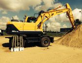 Spaten Spatenstich Vorbereitungen Wienänber Hyundai Baumaschinen Wesenberg Reinfeld mit R 180 Mobilbagger.jpg