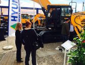 Wienaeber-Baumaschine-Hyundai-Messe-Presse-Dr-Annette-Heuer-  (01B).jpg