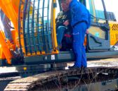 2014-Robex- Praktiker unter sich- Der Wienäber Servicemonteur erklärt denm Kunden den Hyundai Kettenbagger bis ins Detail.jpg