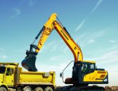 Kettenbagger-HX160L-Hyundai-Wienaeber-Baumaschinen-LR_HX160L_left_loading.jpg