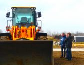 2014-Viel Freude und Neugier beim Testen von Hyundai Modellen bei Wienäber Baumaschinen.jpg