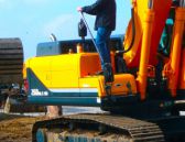2014-Vorführung bei Wienäber Baumaschinen - alle Besucher konnten den Hyundai Kettenbagger ausprobieren.jpg