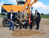 A Spatenstich Wienäber Baumaschinen Kay Dückert, S Rhee. Cornelius Ebel, Dr Annette Heuer, Stephan Theis in Wesenberg vor einer Hyundai Maschine 180 W 9A.jpg