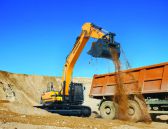 Kettenbagger-HX430L-Hyundai-Wienaeber-Baumaschinen-LR_HX430L_front left view.jpg